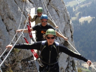  Cruzando la pasarela en grupo 